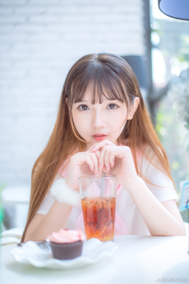 “是，老爷慢走。”管家连忙躬身答应一声，看着刘璝离开的方向，面色有些复杂，虽然没听全，但刚才他确实听到了君辱臣妻这样的字眼，加上之前刘璝突然让他去找夫人，却并未在娘家那边找到夫人，让管家不得不展开一些合理的联想。